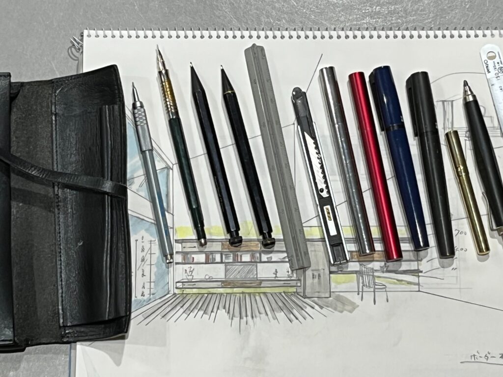 一級建築士が持ち歩く革のペンケースと筆記具
