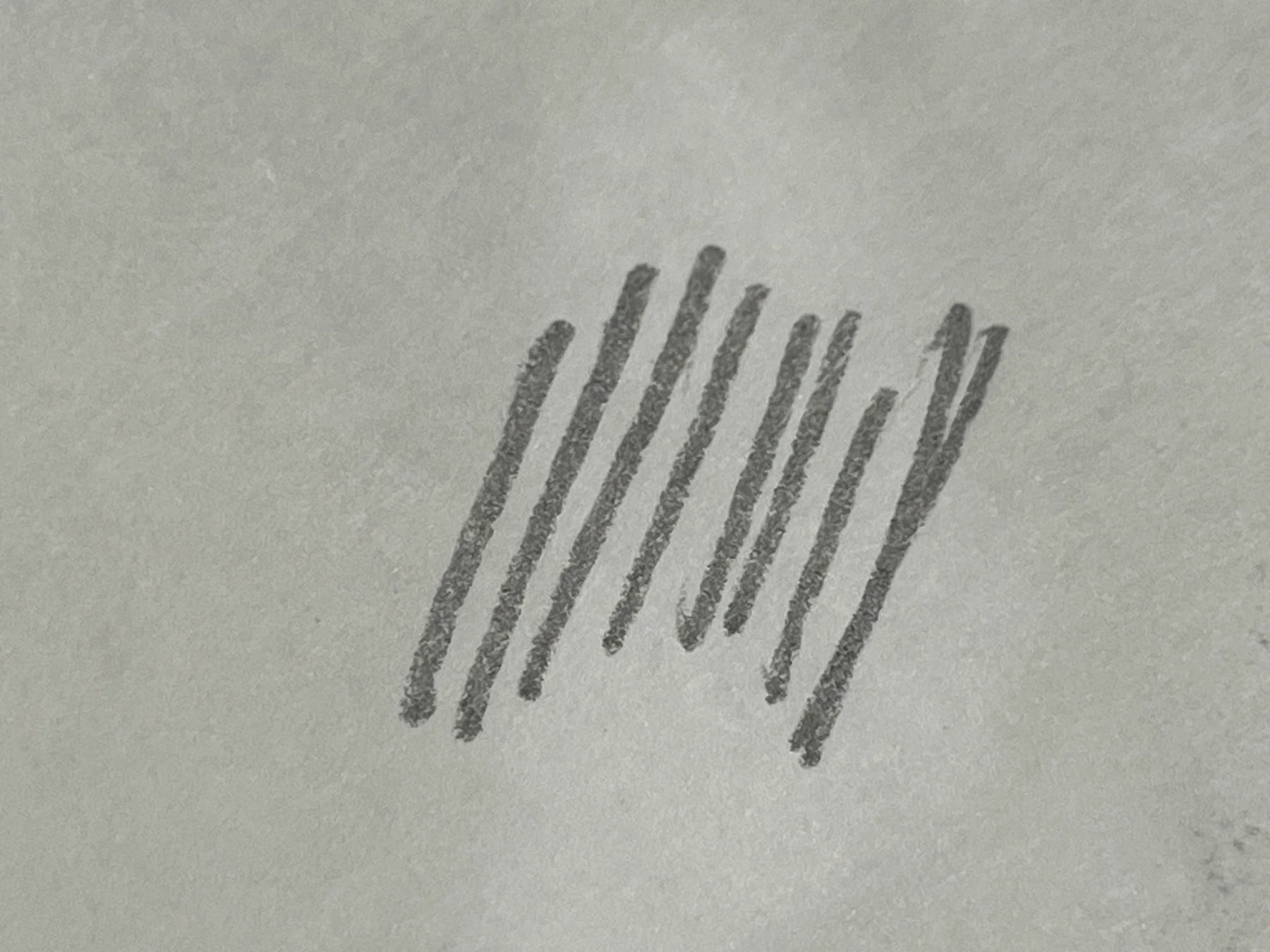 スケッチブックの紙に描いた鉛筆の線